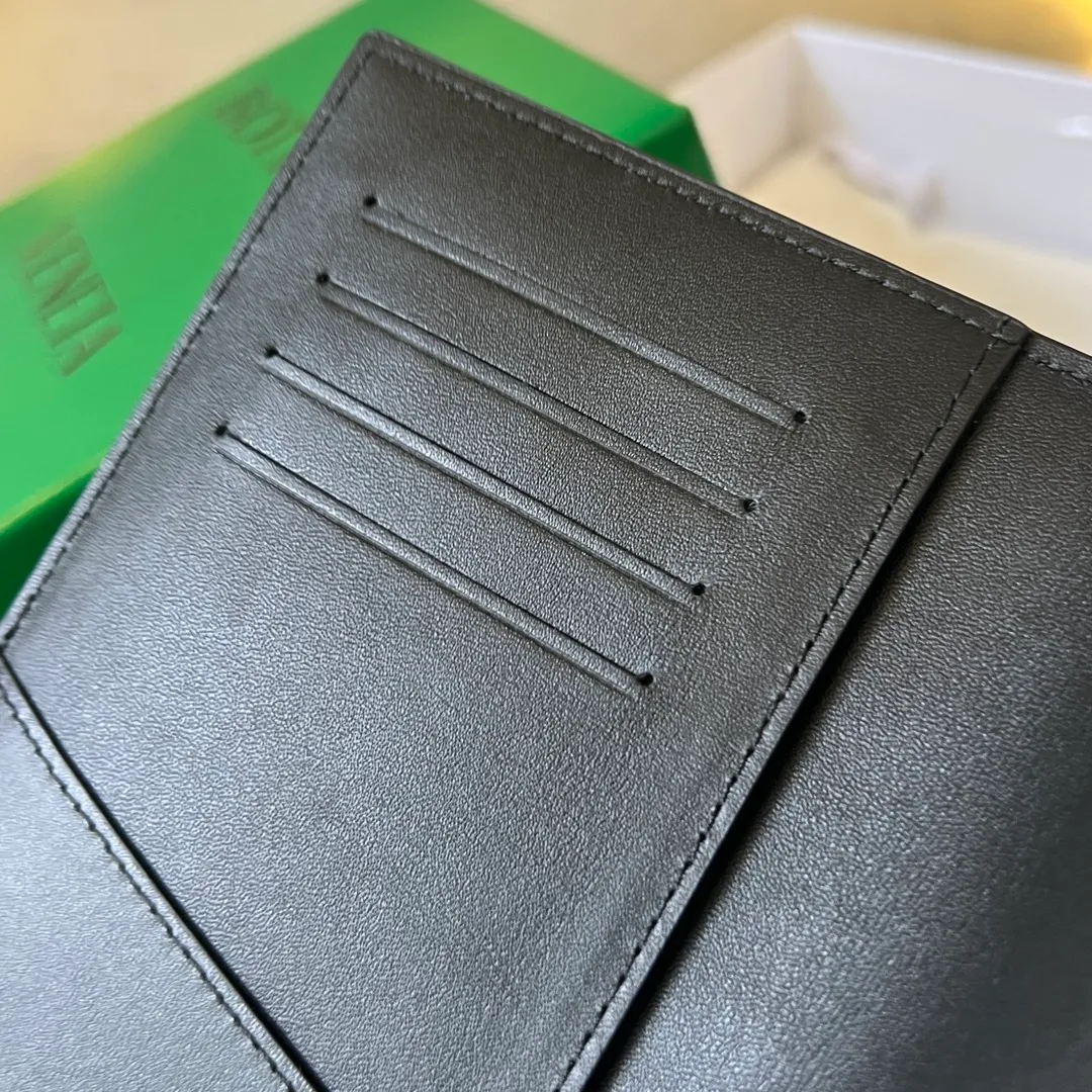 Batch 960 B’s new cassette passport holder [let me see].  777046 The classic woven element is the symbol of bv. It is composed of sheepskin and lining cowhide. It is soft and moderate. The texture is durable and durable. In addition to your passport, you can also put your cards, documents and a small amount of cash. It is small and exquisite. Super suitable for travel. Weaving is the eternal classic of this brand. Size: 13.6x10.5,